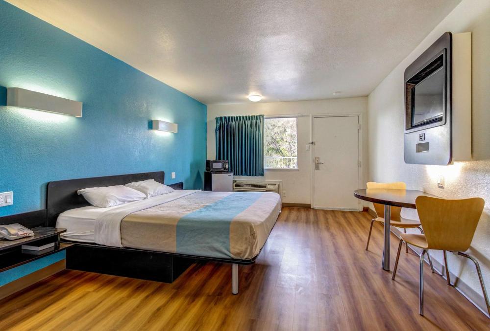 King Room - Non-Smoking interior