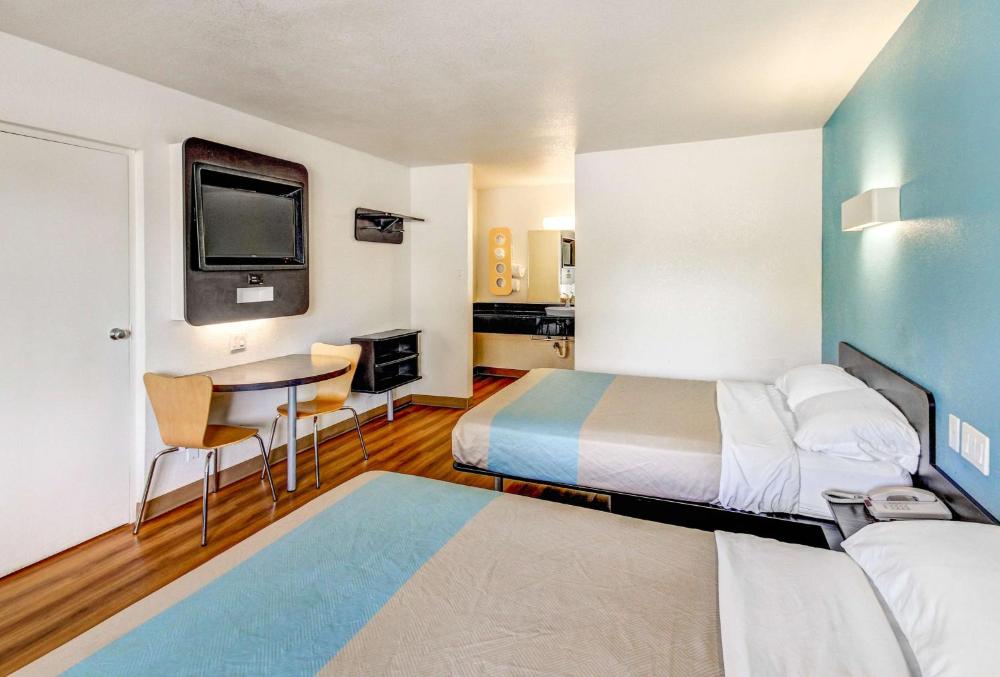 Queen Room with Two Queen Beds - Smoking interior
